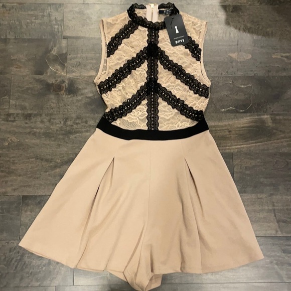 Boutique lace romper. New w/ TAG - Picture 1 of 3